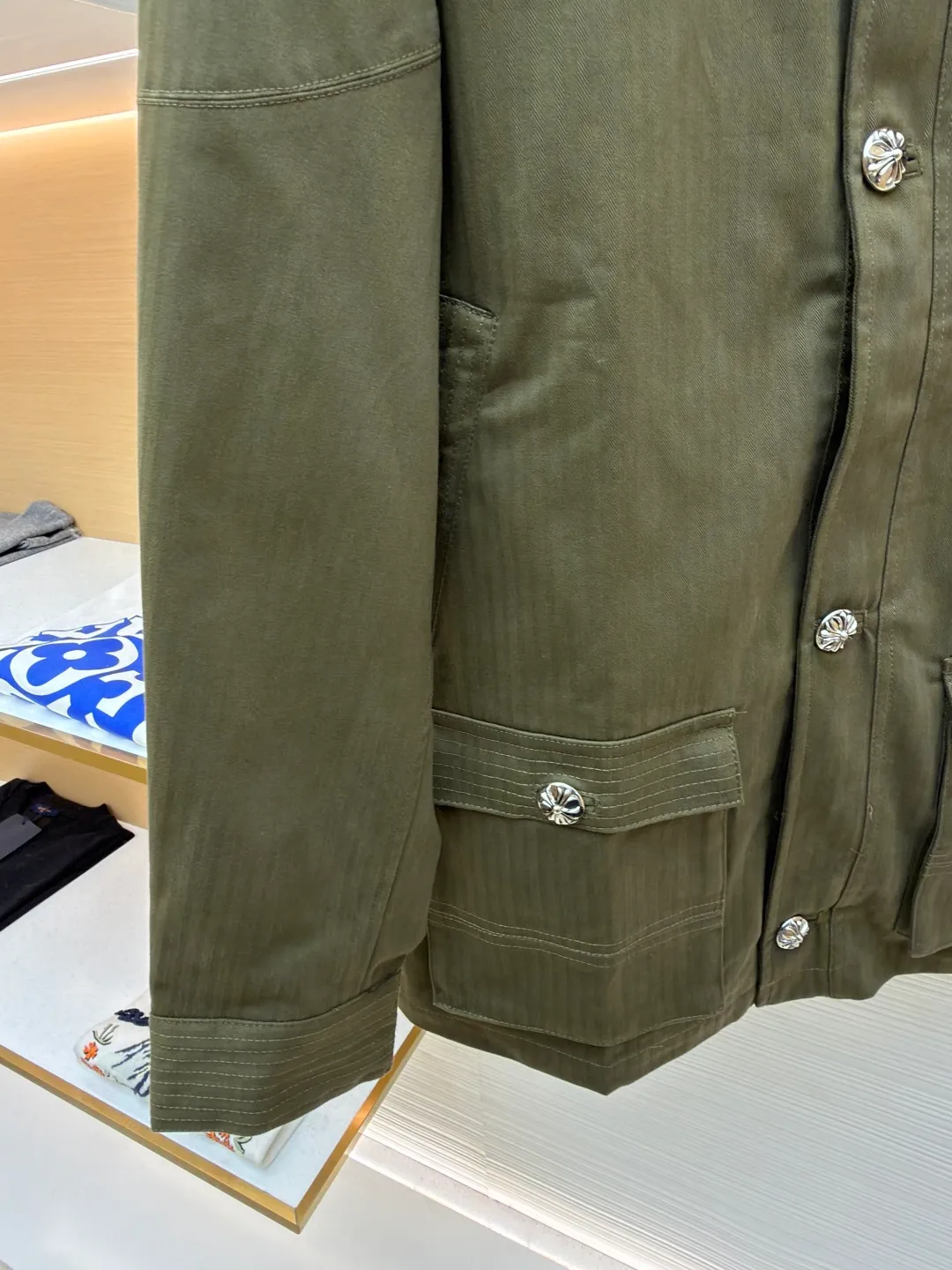 Chrome Hearts M65 work jacket ●Item number: 1682244-D90 ●Fabric: cotton fabric ●Technology: herringbone brushed production ●Color: military green ●Version: loose fit ●Weight: about 1295 grams ●Size: S-M-L ●Description: Purchased from the original national specialty brand No. 51800. The custom-woven fabric is made of herringbone brushed 320g cotton material. It is matched with garment dyeing + dirty washing + distressing process. (minimum quantity 2000 meters). Customized jacquard lining. Add soft water washing. Customized 8# placket double-ended zipper. Customized 8# waist pocket zipper. Customized 5# Inner pocket zipper. Customized 20mm I-shaped buckle. Customized 25mm I-shaped buckle. Customized 15mm four-in-one buckle. Customized placket four-in-one concealed button. Customized genuine leather trademark. Size. Produced by a large factory, it is very test of workmanship. Full of street feel. Compare workmanship details to counters. Instant sale of the market version. The overall wiring is straight and delicate, the fabric is comfortable and soft, and the color is consistent without color difference. It can be matched with the same style to create a fashionable look and control various occasions. Customized accessories, complete with three standards, same style for men and women!